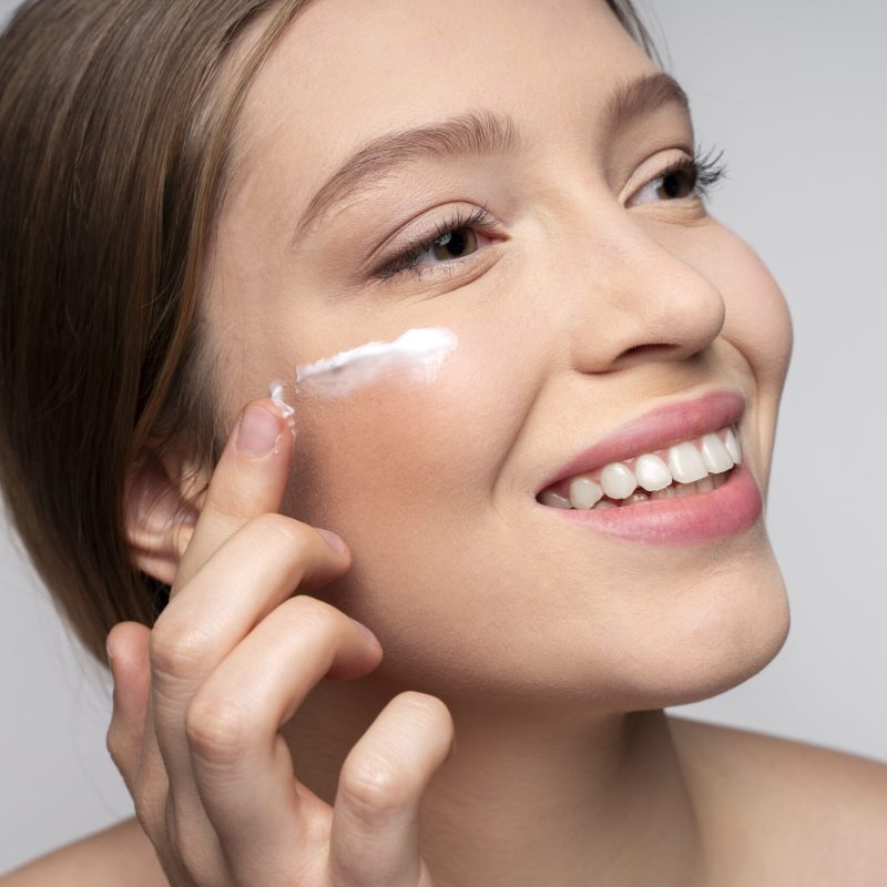 mujer-haciendo-tratamientos-de-belleza-y-cuidado mujer-haciendo-tratamientos-de-belleza-y-cuidado